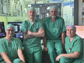 Abb. 1: Das vierköpfige Hybrid-OP-Team im Schaltraum. Von links nach rechts: N. Eichhorn (OP-Pflege), M. Steiner (Perfusionist), M. Trezeciak (OP-Pflege) und M. Walter (Perfusionistin).