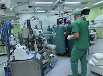 Abb. 2: Im Fall einer Komplikation kann im Hybrid-OP sofort auf einen konventionellen herzchirurgischen Eingriff mit Herz-Lungen-Maschine übergegangen werden.